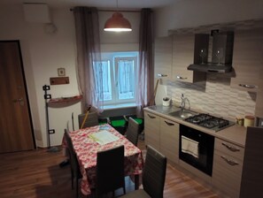 Fridge, oven, stovetop, coffee/tea maker