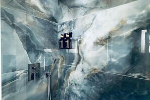 Douche, articles de toilette gratuits, sèche-cheveux, chaussons