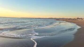 Una spiaggia nelle vicinanze, lettini da mare, teli da spiaggia