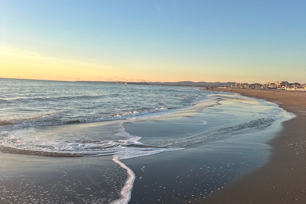 Una spiaggia nelle vicinanze, lettini da mare, teli da spiaggia