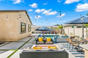Outdoor dining - New Pool+Spa+Games+Large BBQ+Designer+Beautiful (Coachella)