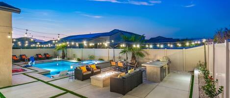 Una piscina al aire libre, una piscina climatizada