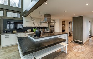 Fridge, microwave, dishwasher - Idyllic 4 Bed 3 Bath Country Retreat (Mono)