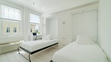 2 habitaciones, escritorio, tabla de planchar con plancha y wifi