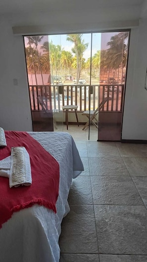 Chambre Double Supérieure, balcon, vue partielle sur la mer | 1 chambre, minibar, coffres-forts dans les chambres, Wi-Fi gratuit
