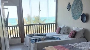 Chambre quadruple supérieure, vue sur la mer | Minibar, coffre-fort, accès au Wi-Fi (inclus), literie fournie