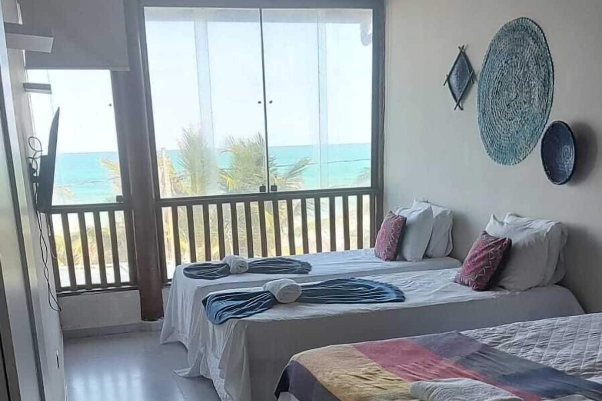 高级四人房, 海景 | 迷你吧、客房内保险箱、免费 WiFi、床单