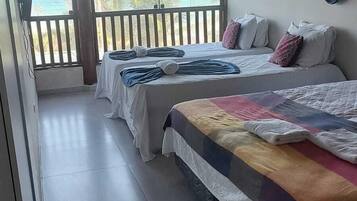Superior Quadruple Room, Sea View | Bar mini, peti besi dalam bilik, Wi-fi percuma, cadar katil