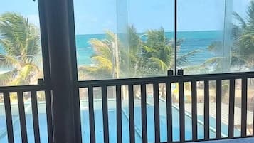 Superior Quadruple Room, Sea View | Bar mini, peti besi dalam bilik, Wi-fi percuma, cadar katil