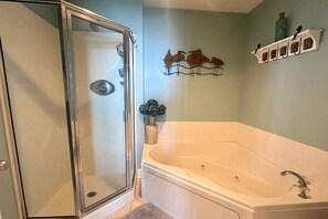 Dusche, Whirlpool, Haartrockner, Handtücher