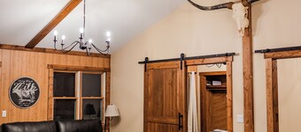 Charming 2-bedroom farmhouse with WiFi, AC, and room to roam in Scottville