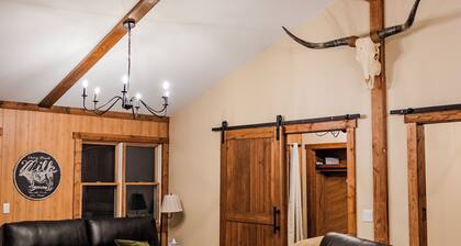 Charming 2-bedroom farmhouse with WiFi, AC, and room to roam in Scottville