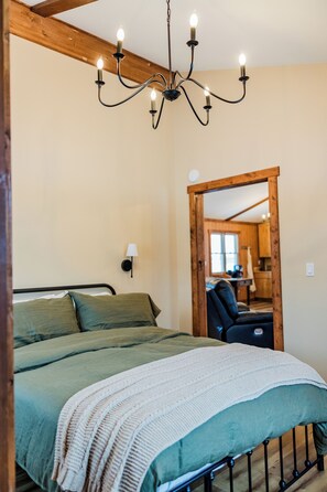 2 soverom, safe på rommet, strykejern/-brett og reiseseng for barn