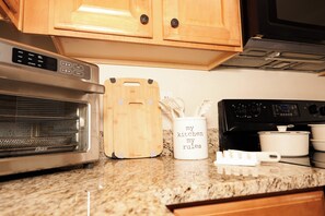 Microondas, placa de cocina, lavavajillas