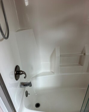 Hårføner, håndklær, såpe og toalettpapir