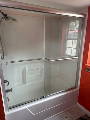 Hårtork, handdukar, tvål och toalettpapper