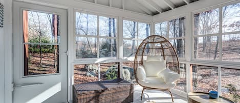 Smart-TV, Kamin, Bücher