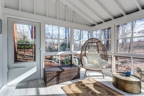 Smart TV, fireplace, books - Hot tub/Sauna/Hiking/Indoor Pool/ Lakes (East Stroudsburg)