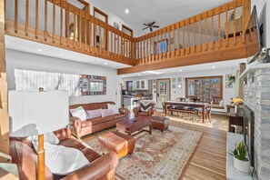 TV connectée, cheminée, livres