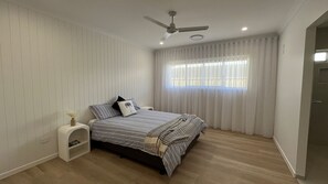 4 bedrooms, Internet - 6 Yeri Drive - Rainbow Shores. Ducted Aircon. Pets welcome. Fenced yard (Rainbow Beach)