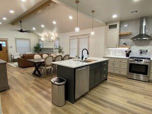 Geladeira, micro-ondas, fogão, cooktop