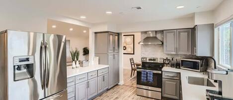 Réfrigérateur, micro-ondes, four, plaque de cuisson