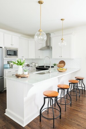 Fridge, microwave, oven, stovetop - Beautiful Downtown 4 Bedroom - Great Monthly! (Nashville)