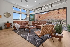 TV connectée, cheminée, livres