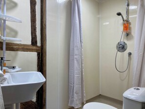 Towels - The Friars Apartment, Eastbridge Hospital (Canterbury)