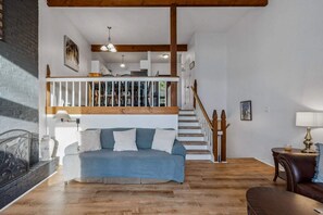 Télévision, cheminée, espaces bureaux