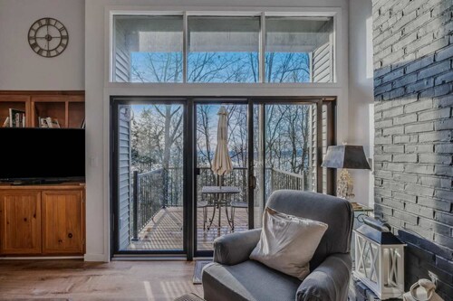 Kingswood 1D: Ski-In/Ski-Out Condo w/ Deck & Views