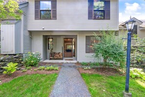 Exterior - Cozy Retreat in Quechee Woods - Sugar Hill 2D (Hartford)