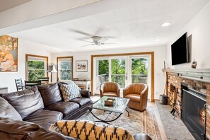 Televisie, een open haard en een kantoor