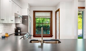 Een koelkast, een microgolfoven, een oven, een kookplaat