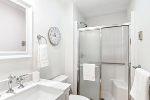 Shower, hair dryer, towels - Cozy Retreat in Quechee Woods - Sugar Hill 2D (Hartford)