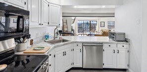 Fridge, microwave, oven, stovetop - 3BR/2.5Ba Idyllic Mountain Retreat - Sugar Hill 2A (Quechee)