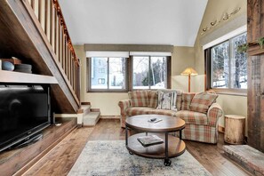 TV, fireplace, offices - Cozy Fireplace, Walk to Ski Hill - Kingswood 4H (Quechee)