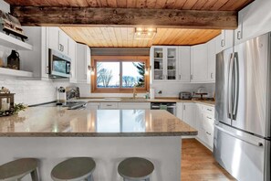 Fridge, microwave, oven, stovetop - Cozy Fireplace, Walk to Ski Hill - Kingswood 4H (Quechee)