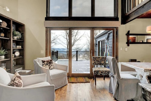 Cozy Fireplace, Walk to Ski Hill - Kingswood 4H