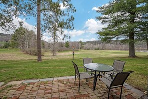 Outdoor dining - New! Golf Views, Near Club - Lakeland Village 2B (Quechee)