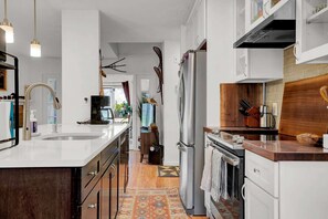 Fridge, microwave, oven, stovetop - New! Golf Views, Near Club - Lakeland Village 2B (Quechee)