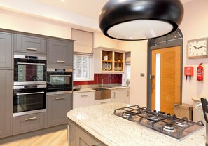 Kühlschrank, Mikrowelle, Ofen, Geschirrspüler