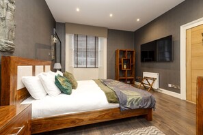 4 slaapkamers, een bureau, een strijkplank/strijkijzer, gratis wifi