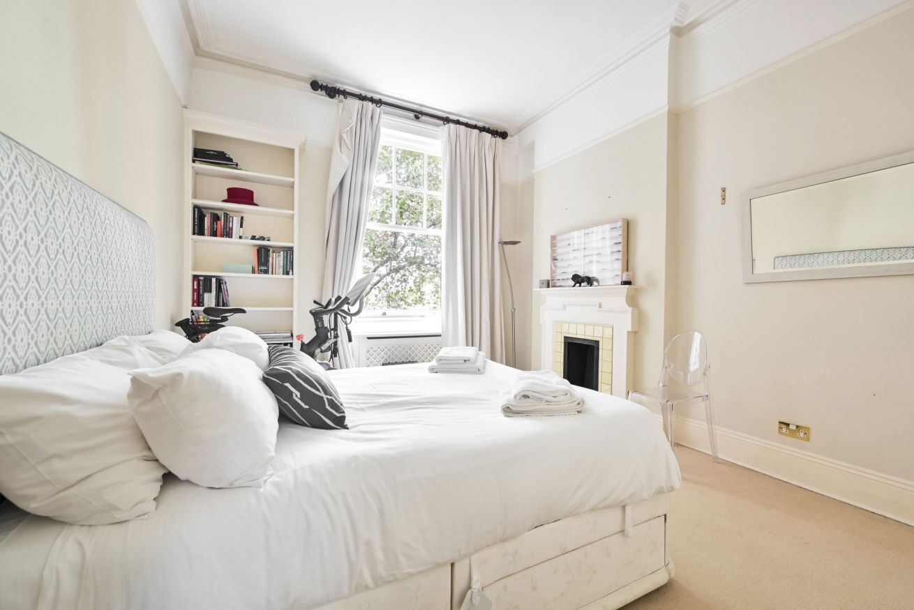 2 bedrooms, desk, iron/ironing board, travel crib