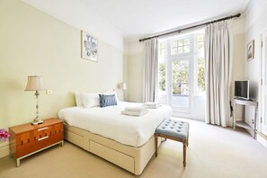 1 chambre, bureau, fer et planche à repasser, lit parapluie