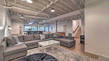 TV connectée, cheminée, jeux vidéo, baby-foot