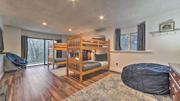 5 bedrooms, desk, free WiFi, bed sheets