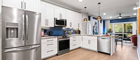 Kjøleskap, mikrobølgeovn, ovn og kokeplater