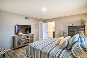 5 Schlafzimmer, Schreibtisch, Bügeleisen/Bügelbrett, Reisekinderbett