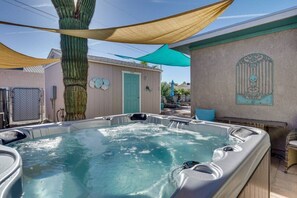 Outdoor spa tub - NEW Pool | Spa | Firepit | PoolTable | Sleeps 15 (Lake Havasu City)